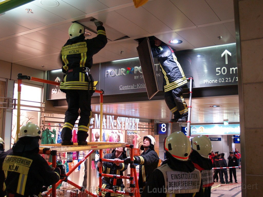 Halogenlampe durchgebrannt Koeln Hauptbahnhof P20.JPG